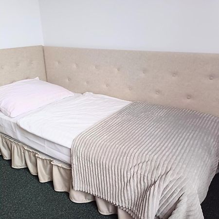 Hotel I Restauracja Borowianka Острув-Велькопольски Экстерьер фото