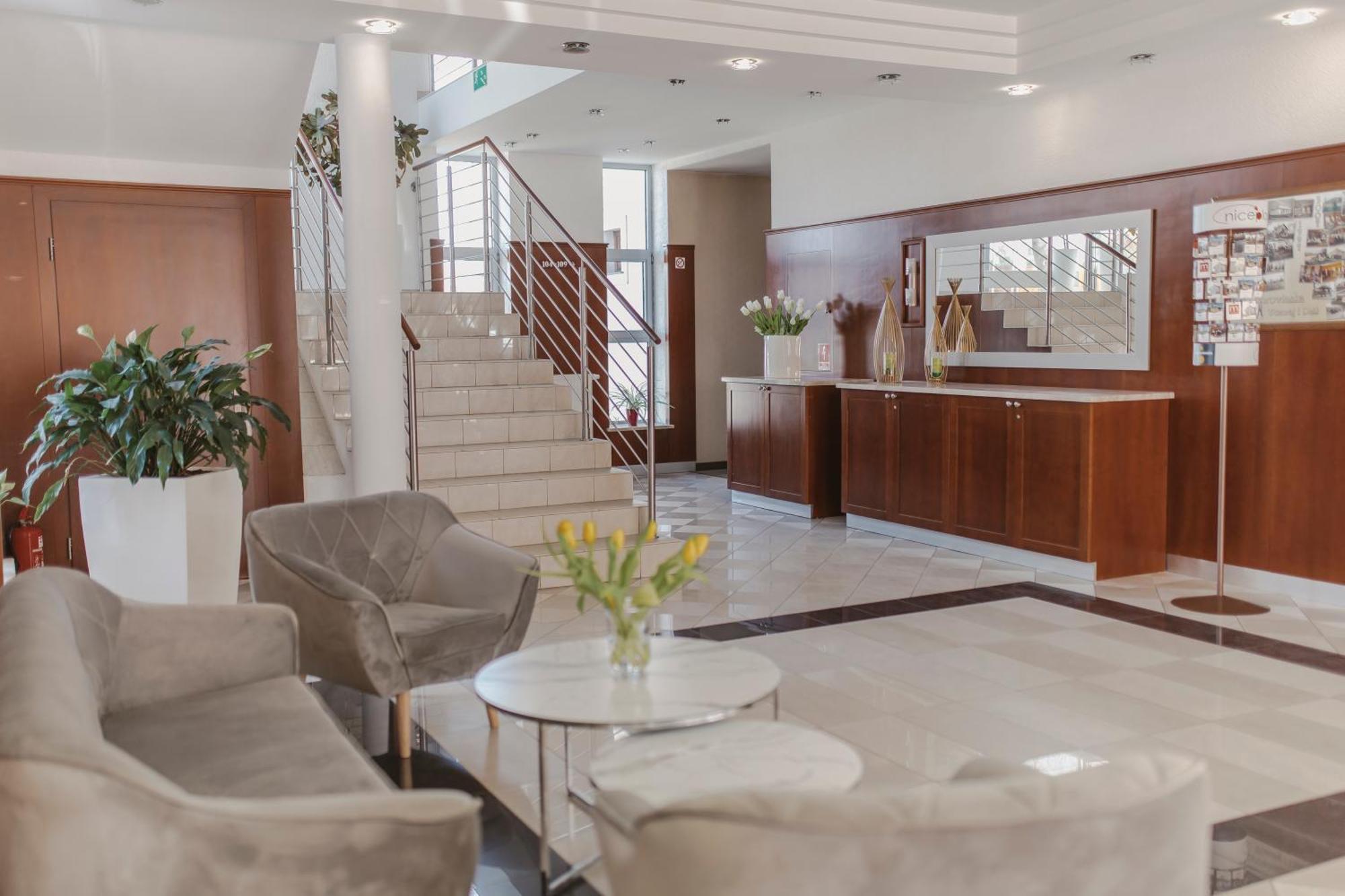 Hotel I Restauracja Borowianka Острув-Велькопольски Экстерьер фото