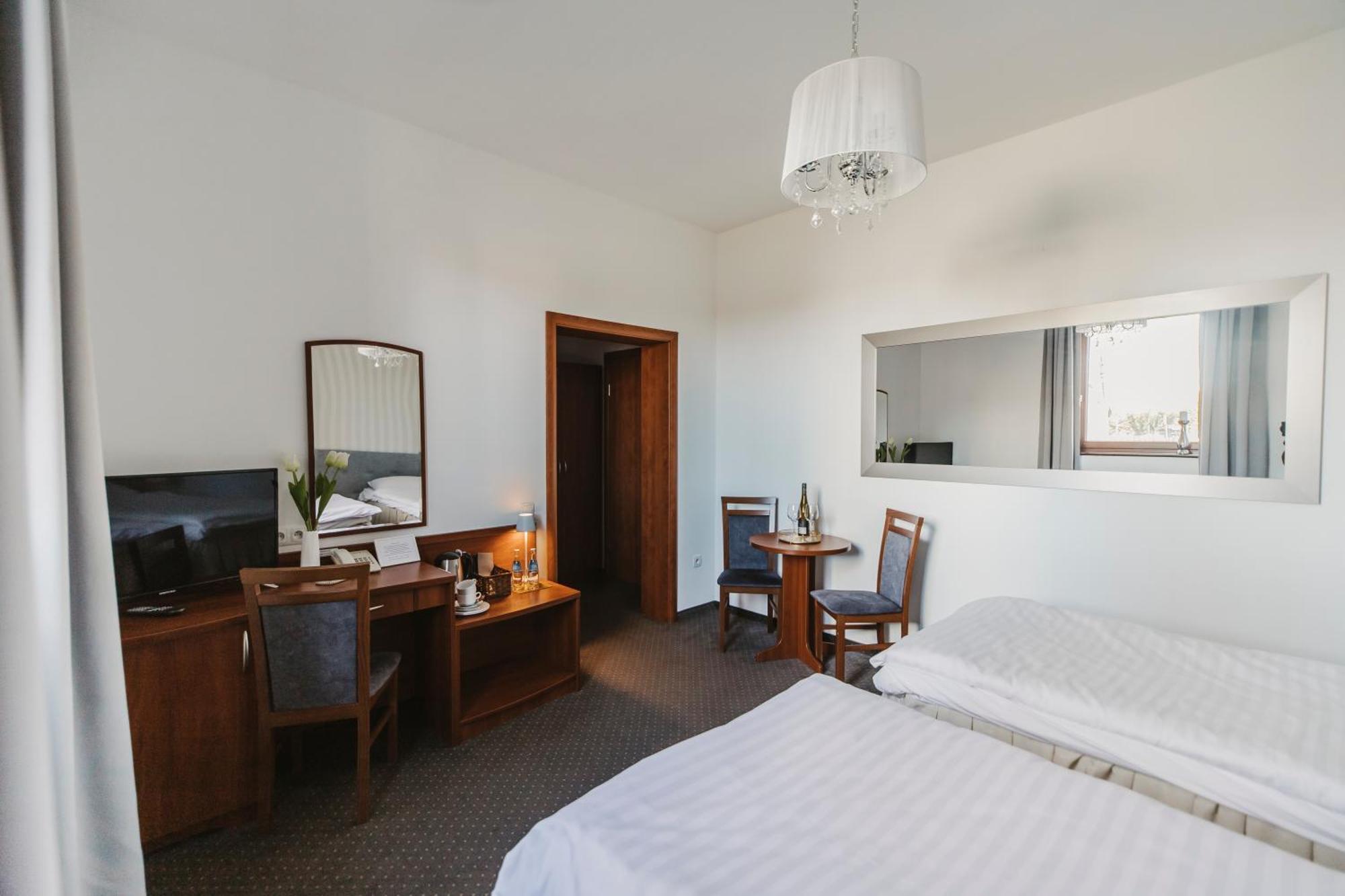Hotel I Restauracja Borowianka Острув-Велькопольски Экстерьер фото