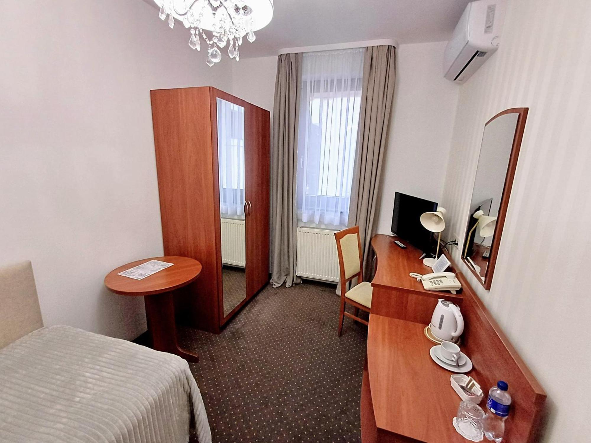 Hotel I Restauracja Borowianka Острув-Велькопольски Экстерьер фото