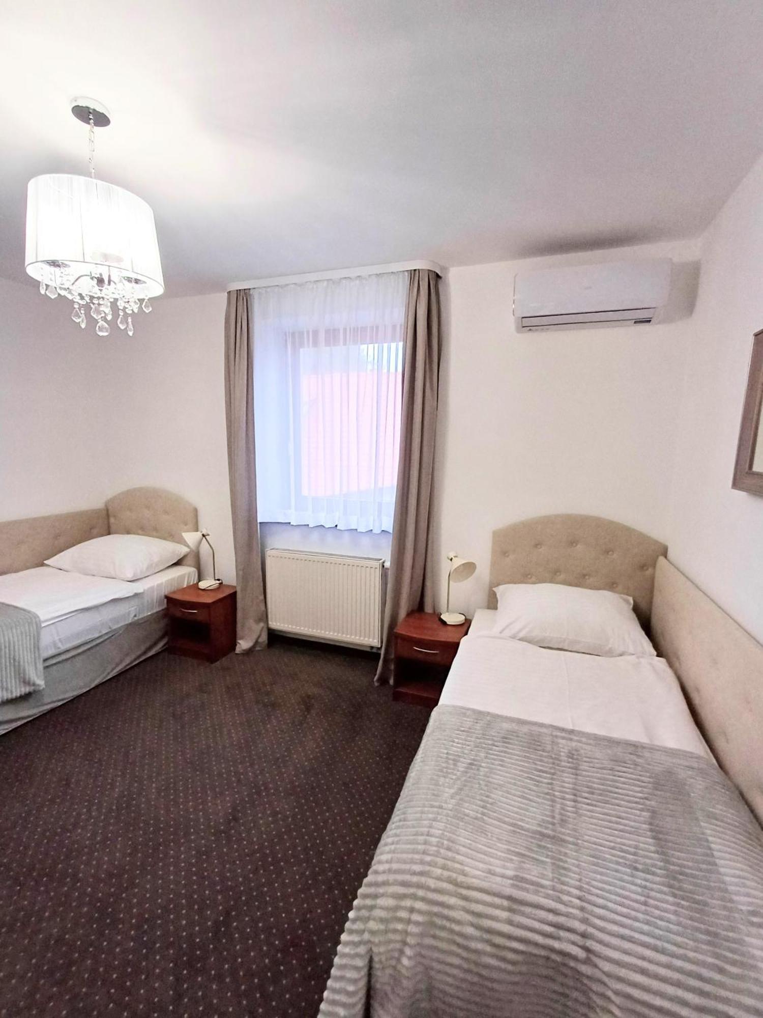 Hotel I Restauracja Borowianka Острув-Велькопольски Экстерьер фото