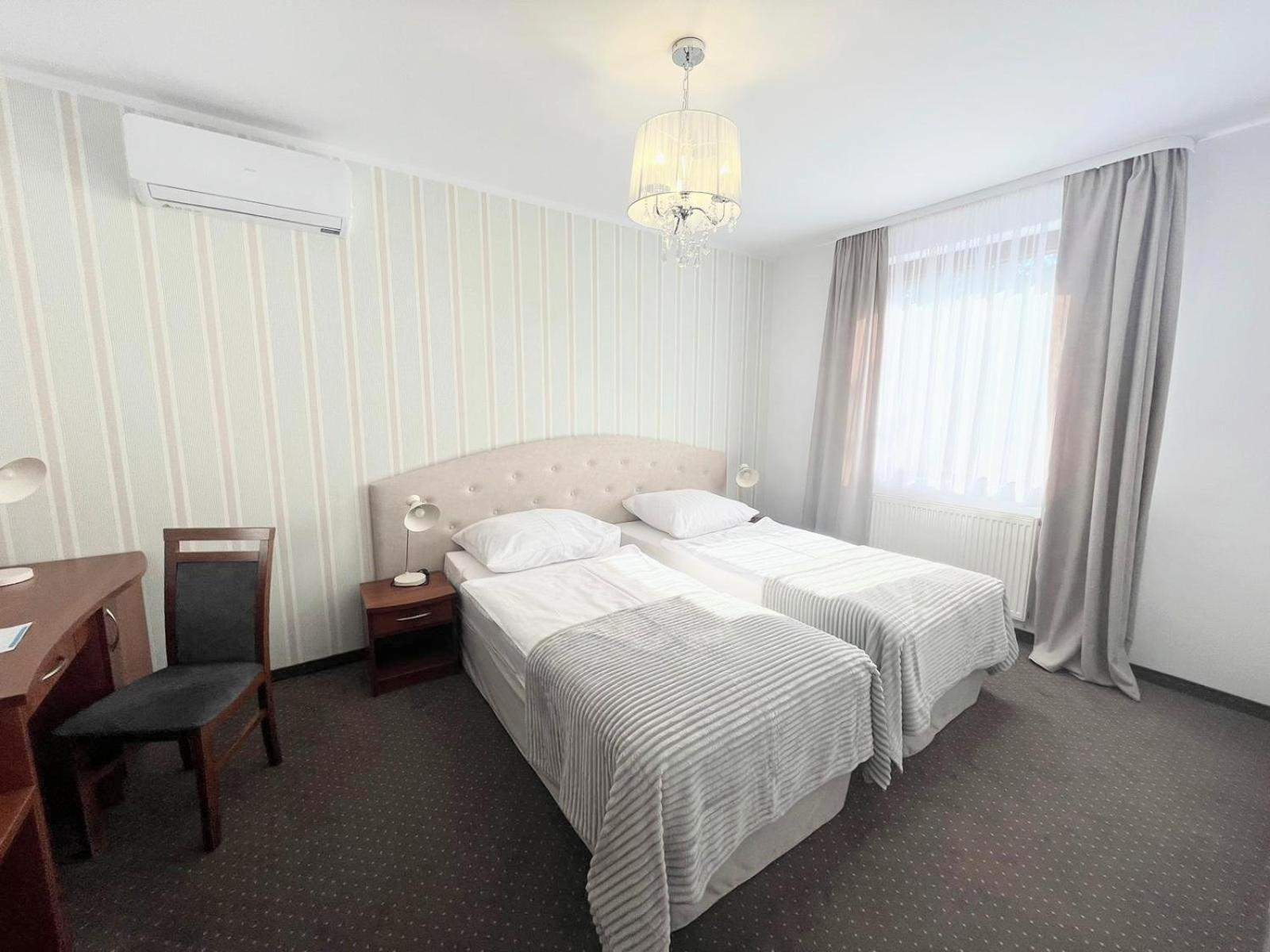 Hotel I Restauracja Borowianka Острув-Велькопольски Экстерьер фото