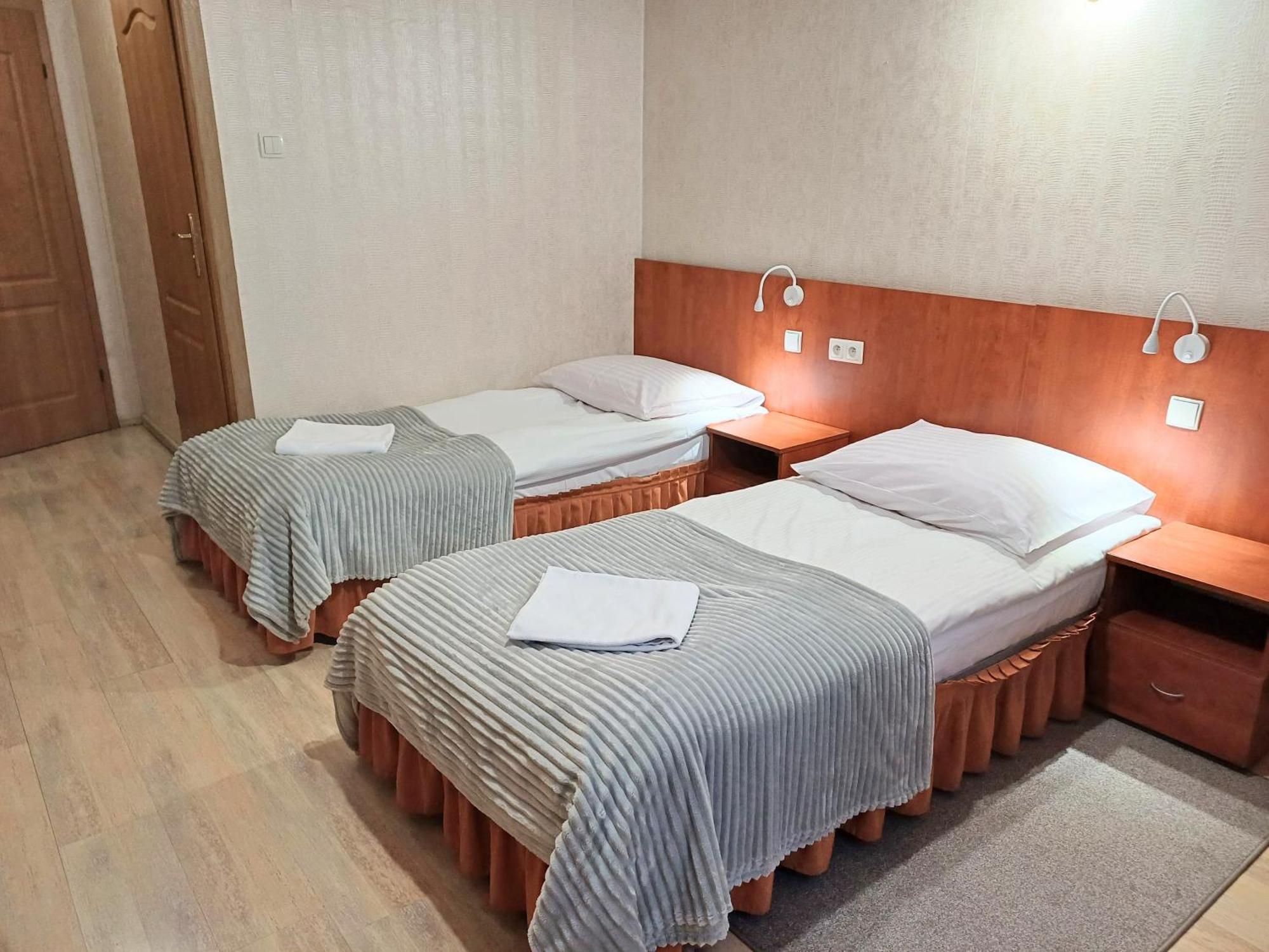 Hotel I Restauracja Borowianka Острув-Велькопольски Экстерьер фото