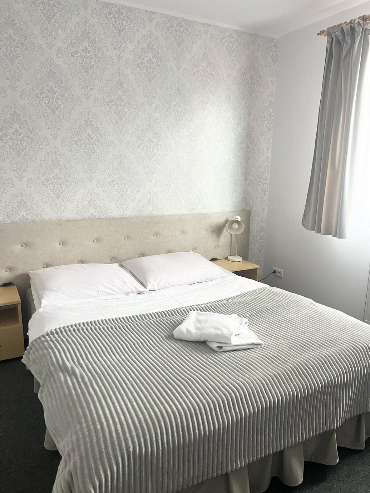 Hotel I Restauracja Borowianka Острув-Велькопольски Экстерьер фото