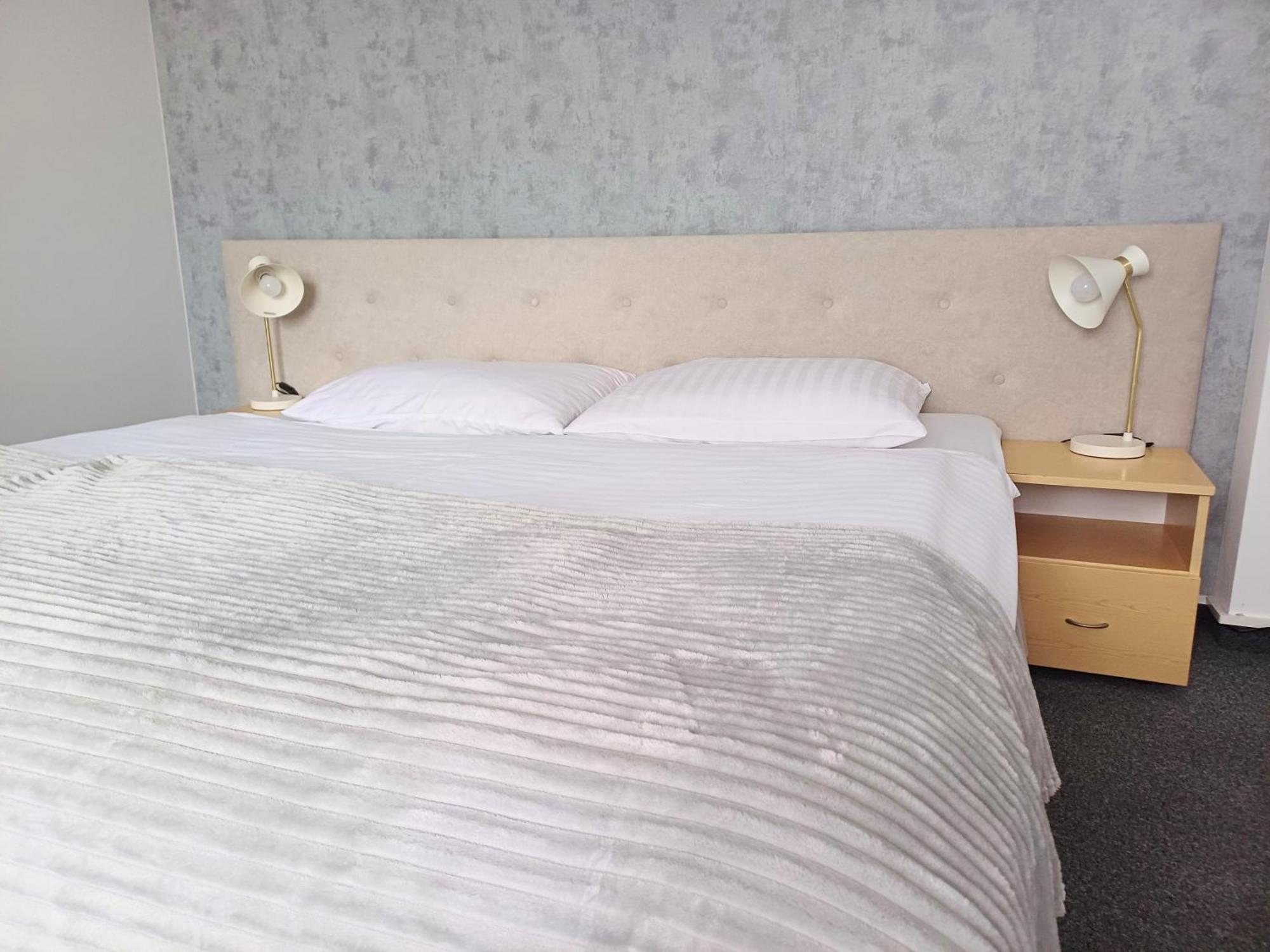 Hotel I Restauracja Borowianka Острув-Велькопольски Экстерьер фото